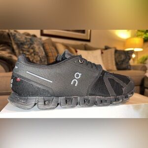 On Clouds Running Sneakers/Shoes Men’s Size 11 in Black Color